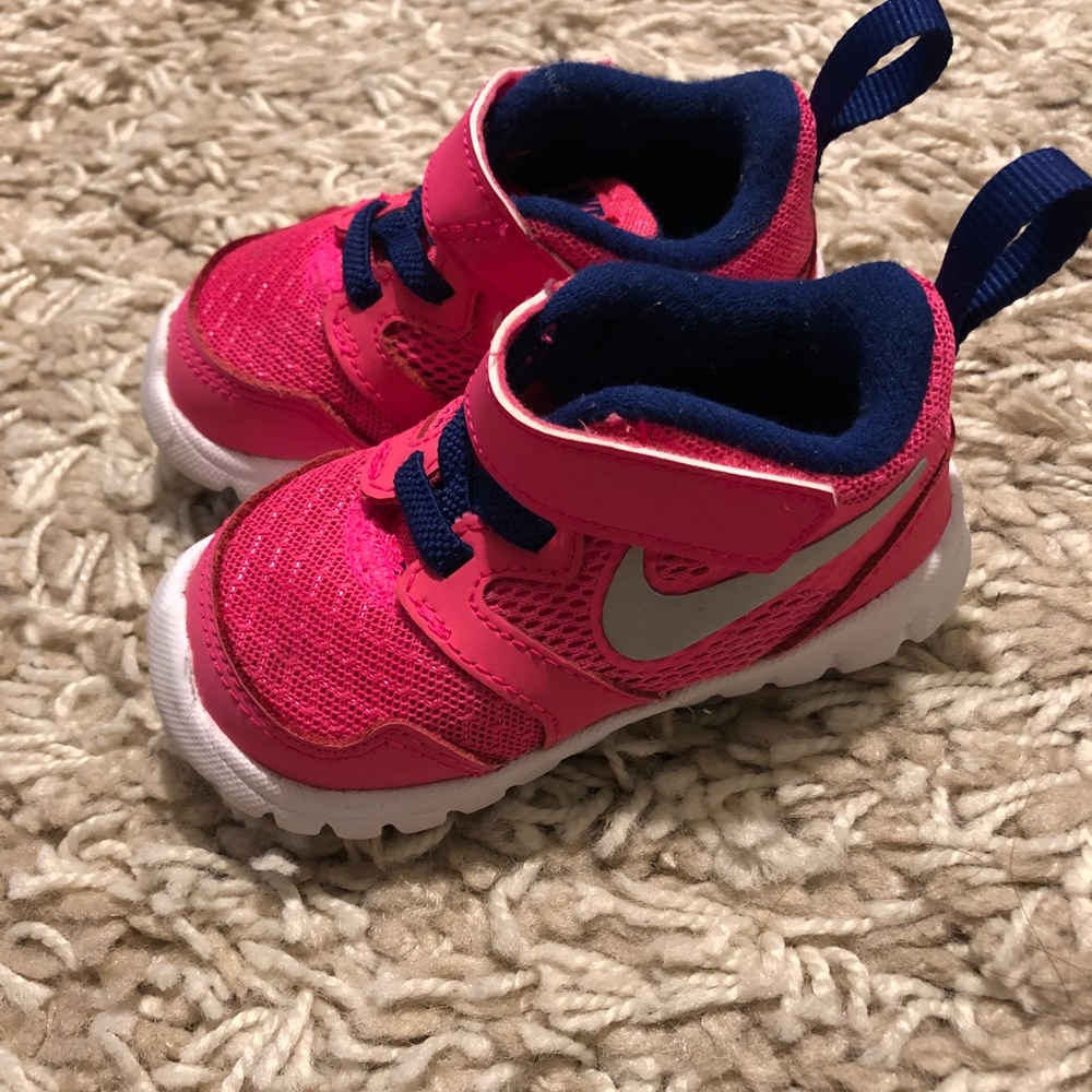 Nike size 4 toddler sneaker in great condition!